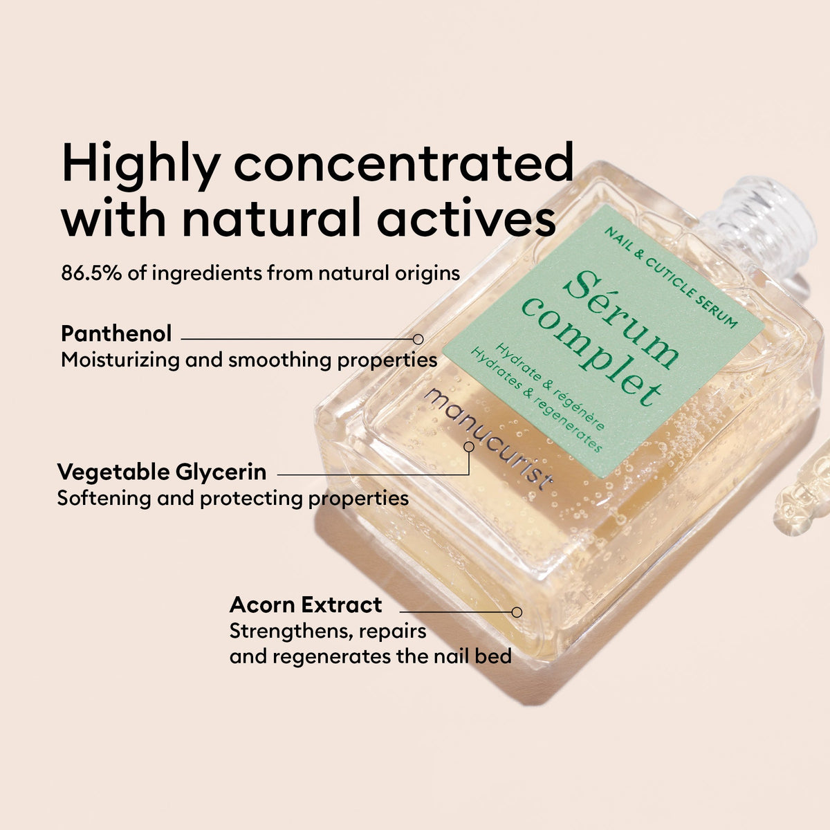 Un flacon transparent du duo Healthy Glow de Manucurist, composé d’un sérum pour les ongles et d’une huile pour cuticules, est posé sur le côté. Il contient des ingrédients naturels comme du panthénol, de la glycérine végétale et de l’extrait de gland pour hydrater et protéger les ongles.