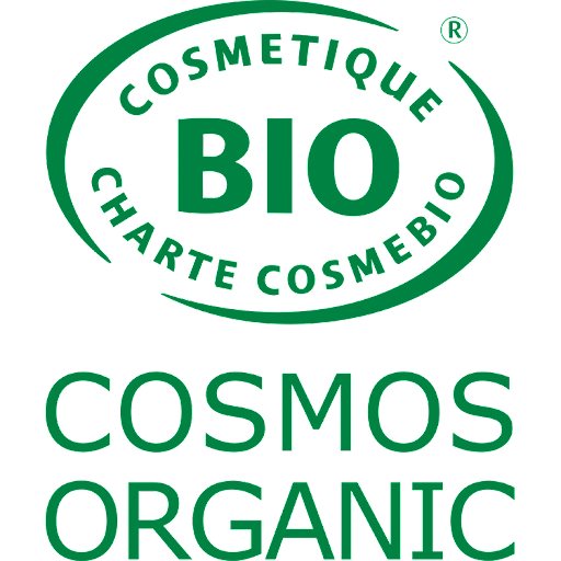 Logo vert et blanc avec les mots Cosmetique BIO Charte Cosmebio à l’intérieur d’un ovale, et COSMOS ORGANIC écrit en dessous en lettres capitales vertes et grasses.