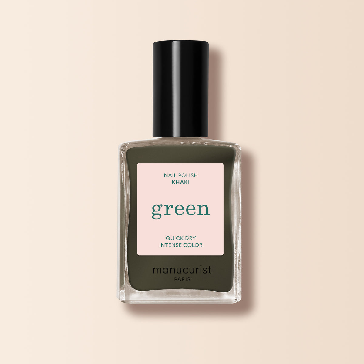Un flacon de vernis à ongles Khaki de Manucurist avec un bouchon noir, à séchage rapide et à la couleur intense, posé sur un fond beige clair — idéal pour une manucure moderne grâce à son subtil sous-ton gris.