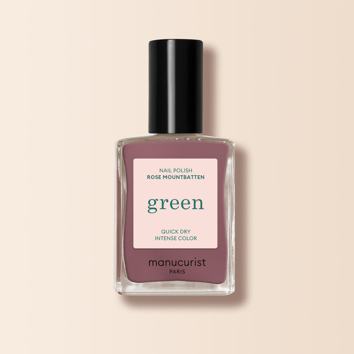 Un flacon de vernis à ongles Manucurist Rose Mountbatten, une teinte taupe rosé de la gamme Green™, avec un bouchon noir et une étiquette verte sur un fond beige clair.