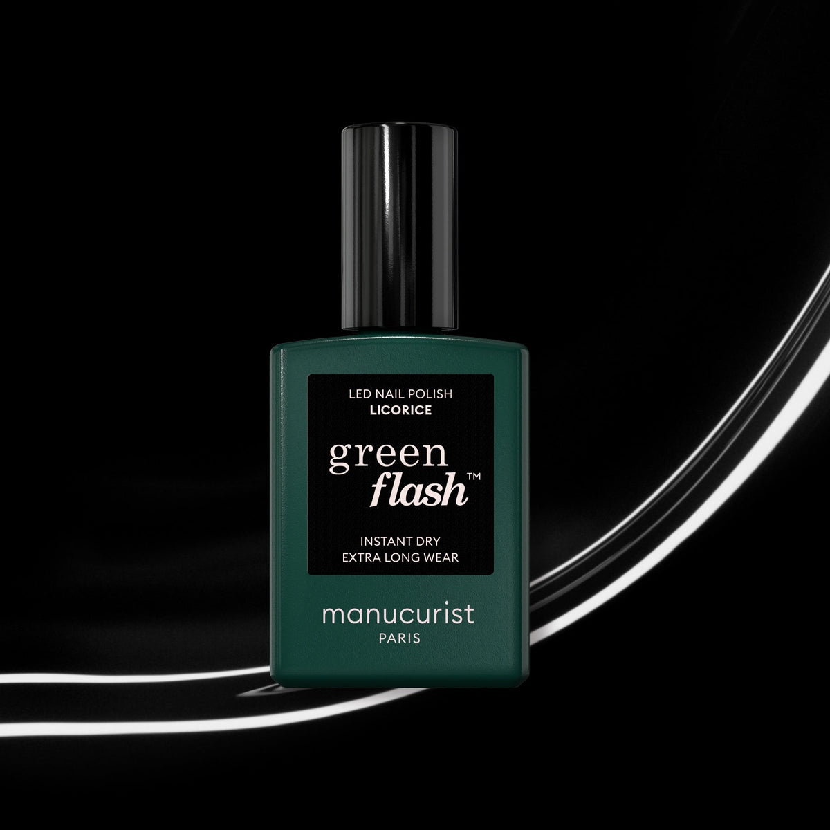 Un flacon de vernis gel Licorice de Manucurist est présenté sur un fond noir avec des traînées de lumière blanche. Cette teinte noire chic est proposée dans un flacon Manucurist vert foncé avec un bouchon noir et un texte blanc.